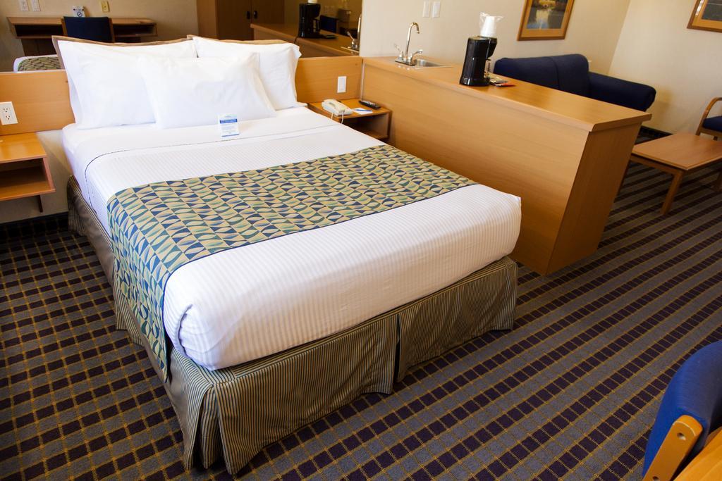 Microtel Inn & Suites By Wyndham Chihuahua Ngoại thất bức ảnh